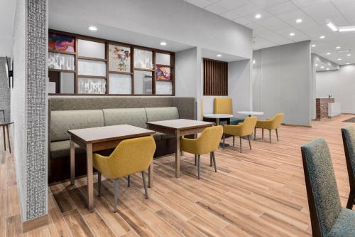 Lobi, Hampton Inn by Hilton Saline in Okemos
