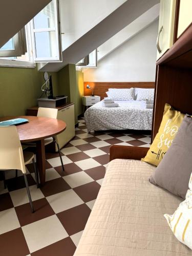 2 twin beds, 1 sofa bed