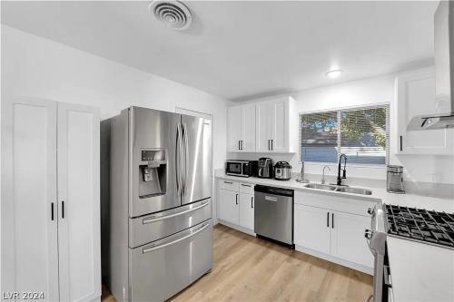 Getaway Villa w Pool in Vegas 10 Mins to Strip, Las Vegas (photo 9)
