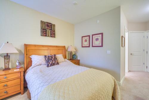 Cozy Birchwood Condo on Tagalong Golf Course! in Birchwood, USA