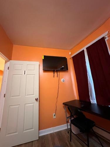 Fidellia Iron Room, Queen Bed Minutes from Newark Liberty International Airport and Newark Penn Station in Newark, USA