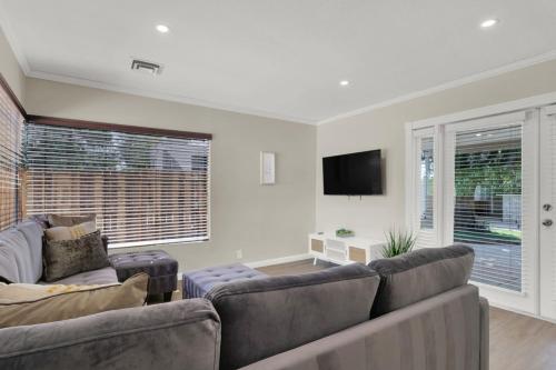 Spacious 4BR plus Den with Pool, Jacuzzi, BBQ, Near Strip, Las Vegas (foto 2)
