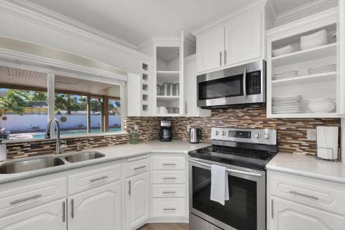 Spacious 4BR plus Den with Pool, Jacuzzi, BBQ, Near Strip, Las Vegas (foto 4)