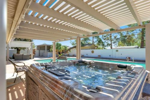 Spacious 4BR plus Den with Pool, Jacuzzi, BBQ, Near Strip, Las Vegas (foto 5)