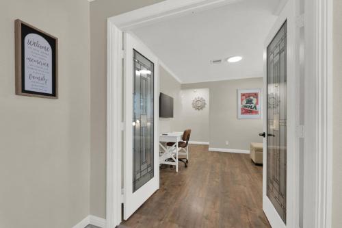 Spacious 4BR plus Den with Pool, Jacuzzi, BBQ, Near Strip, Las Vegas (foto 8)