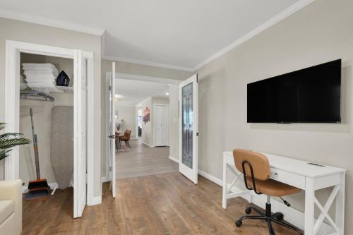 Spacious 4BR plus Den with Pool, Jacuzzi, BBQ, Near Strip, Las Vegas (foto 9)
