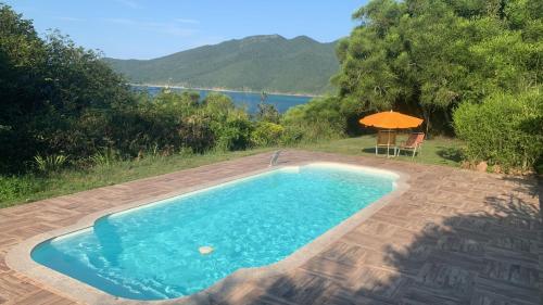 Bangalô Pontal do Atalaia com piscina para casal ou família – khách sạn tại Macedonia