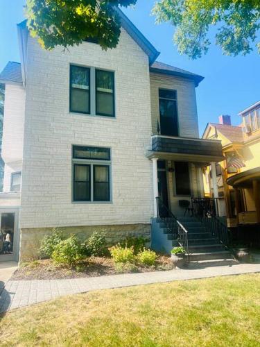 Luxe Downtown Historic Victorian, Premiere Location! in Oak Park, Vereinigte Staaten von Amerika