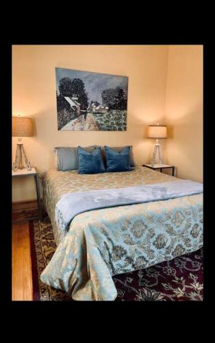 Luxe Downtown Historic Victorian, Premiere Location! in Oak Park, USA