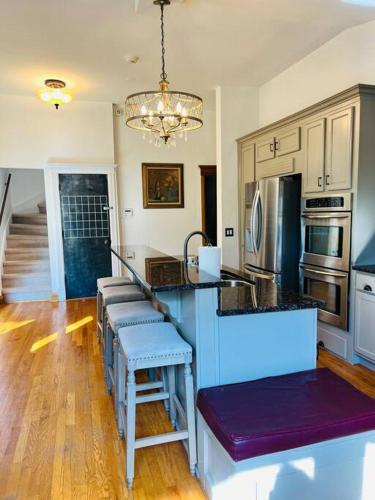 Luxe Downtown Historic Victorian, Premiere Location! in Oak Park, USA