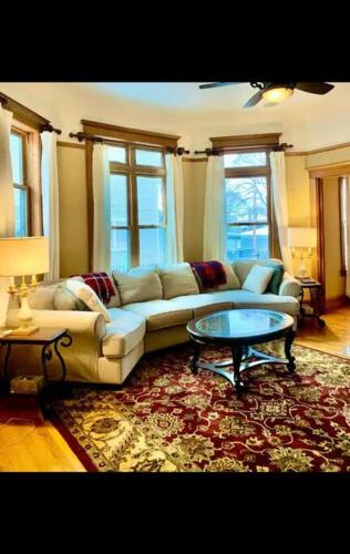 Luxe Downtown Historic Victorian, Premiere Location! in Oak Park, USA