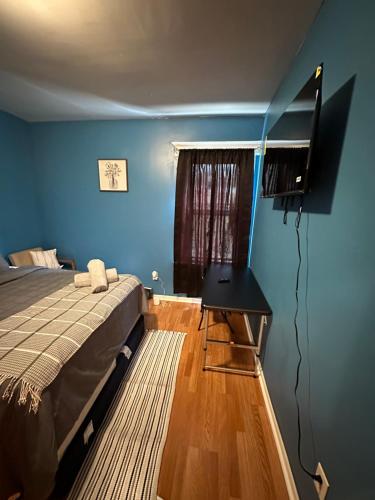 Fidelia Jade Room Queen Bed Minutes from Newark Liberty International Airport and Newark Penn Station in Newark, USA
