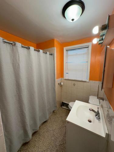 Fidelia Jade Room Queen Bed Minutes from Newark Liberty International Airport and Newark Penn Station in Newark, USA