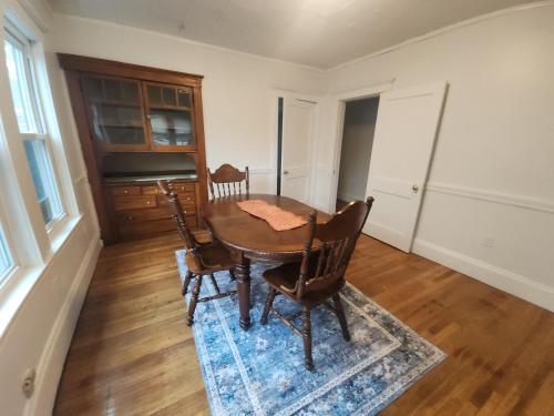 Ultra-Convenient, Charming and Spacious 2 Bedroom Condo with Wifi, Parking Pass in Somerville, USA