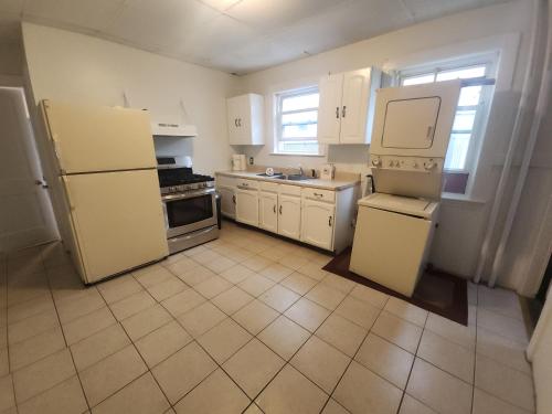 Ultra-Convenient, Charming and Spacious 2 Bedroom Condo with Wifi, Parking Pass in Somerville, USA