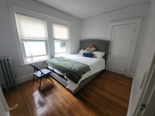 Ultra-Convenient, Charming and Spacious 2 Bedroom Condo with Wifi, Parking Pass in Somerville, USA