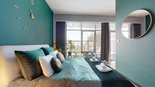1 queen bed, 1 sofa bed