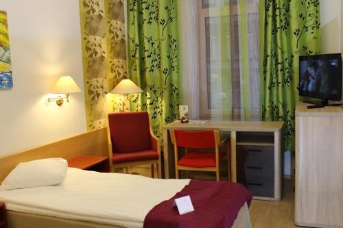 Double or Twin Room image 10
