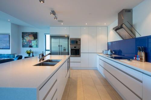 Alpine Edge Villa- AC- Free Parking- Hot Tub- BBQ - image 5