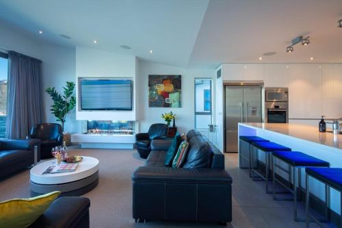 Alpine Edge Villa- AC- Free Parking- Hot Tub- BBQ - image 10