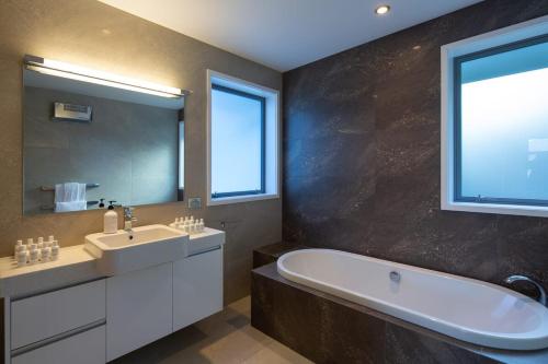 Alpine Edge Villa- AC- Free Parking- Hot Tub- BBQ - image 10