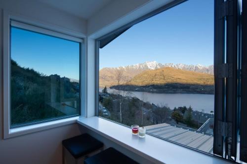 Alpine Edge Villa- AC- Free Parking- Hot Tub- BBQ - image 12