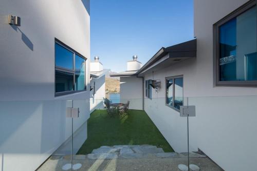 Alpine Edge Villa- AC- Free Parking- Hot Tub- BBQ - image 9