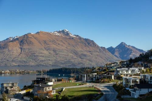 Alpine Edge Villa- AC- Free Parking- Hot Tub- BBQ - image 9