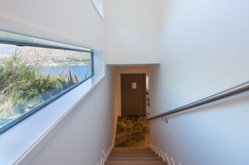 Alpine Edge Villa- AC- Free Parking- Hot Tub- BBQ - image 3