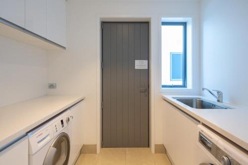Alpine Edge Villa- AC- Free Parking- Hot Tub- BBQ - main image