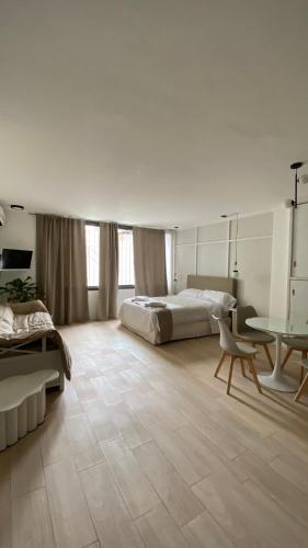 One-Bedroom Deluxe Apartment image 10