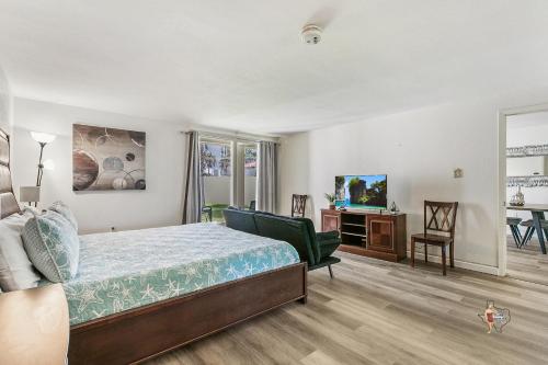 Bahia Mar Solare Beachfront Resort Condos with Two Pools - image 2