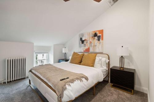 Corner Rowhome with Parking Sleeps 8 in Bala-Cynwyd, USA