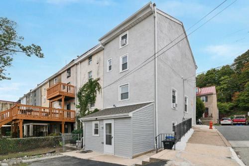 Corner Rowhome with Parking Sleeps 8 in Bala-Cynwyd, USA