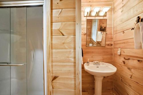 Creekside Hideaway in Todd, USA