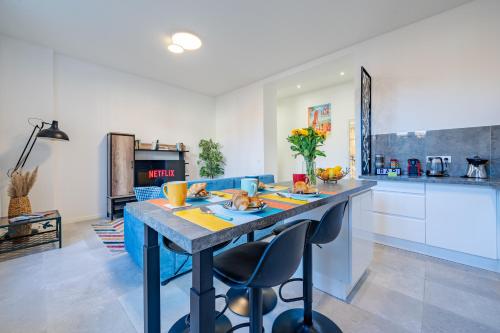 1-BR Monaco Apartment - 1 minute to Monaco 1-BR Monaco Apartment - 1 minute to Monaco