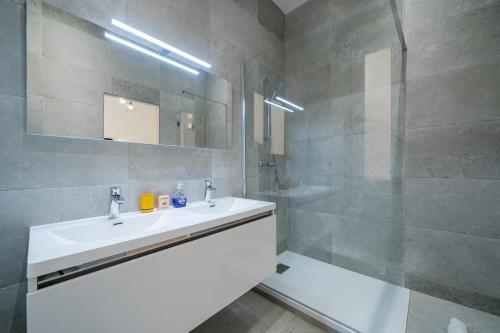 1-BR Monaco Apartment - 1 minute to Monaco 1-BR Monaco Apartment - 1 minute to Monaco