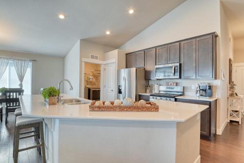 Family friendly 5bd3bath 3CarGarage GameRoom in Cimarron Hills, USA