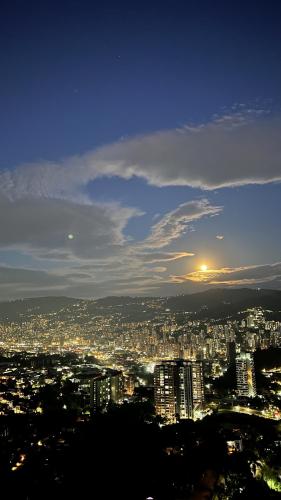 Refugio Natural Medellín, Apartamento Tranquilo con Piscina y Sauna, vista panorámica