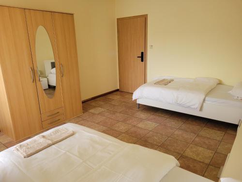 2 twin beds