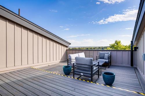 3 Mi to Downtown Denver Scenic Townhome with Deck! in Denver, USA