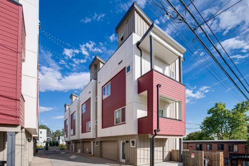 3 Mi to Downtown Denver Scenic Townhome with Deck! in Denver, USA