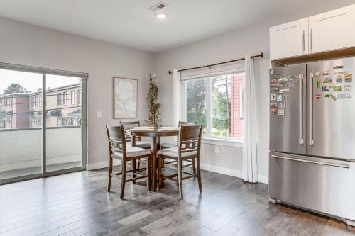 3 Mi to Downtown Denver Scenic Townhome with Deck! in Denver, USA