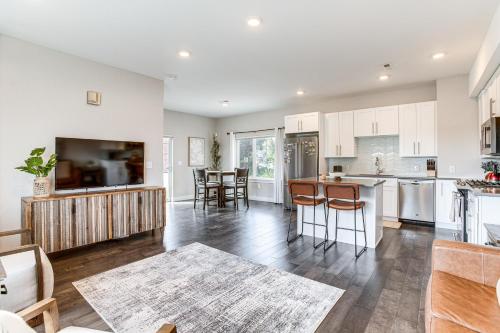 3 Mi to Downtown Denver Scenic Townhome with Deck! in Denver, USA