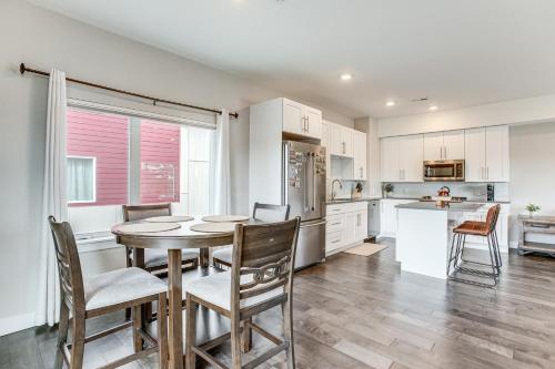 3 Mi to Downtown Denver Scenic Townhome with Deck! in Denver, USA