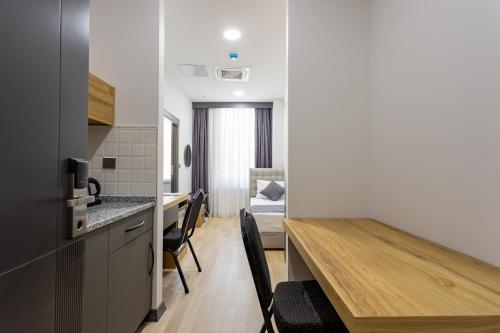 Atm Suit Otel in เอยูป