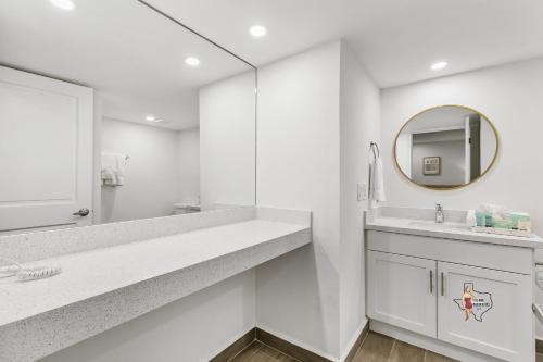 Three-Bedroom Apartment with Ocean View image 2