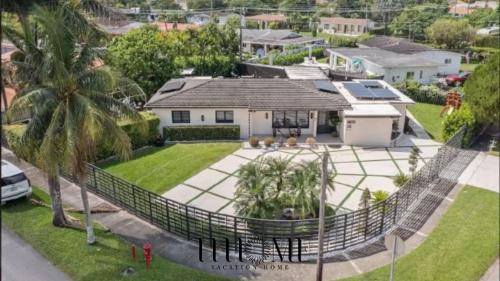 Villa Pool 4H 6Bed 3B BBQ Family in Miami, USA