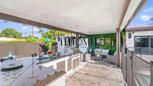 Villa Pool 4H 6Bed 3B BBQ Family in Miami, USA