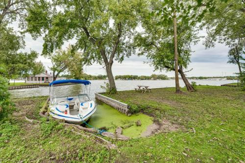 Island Retreat on Pistakee Lake Deck and Gas Grill! in Fox Lake, USA